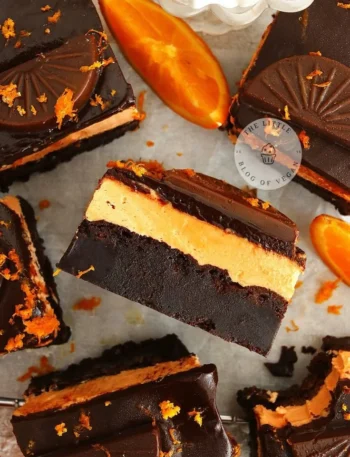 Leckere Schokoladen-Orange-Brownies auf einem Teller serviert.