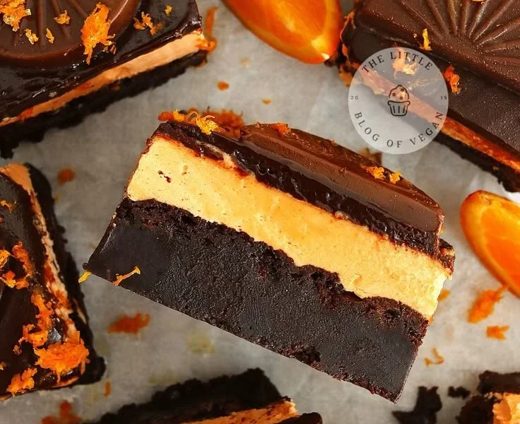 Leckere Schokoladen-Orange-Brownies auf einem Teller serviert.