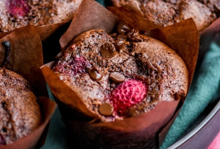 Leckere Schokoladenfrüchte Muffins auf einem Teller serviert