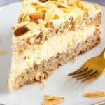Schwedische Mandeltorte auf einem Teller, dekoriert mit Mandeln
