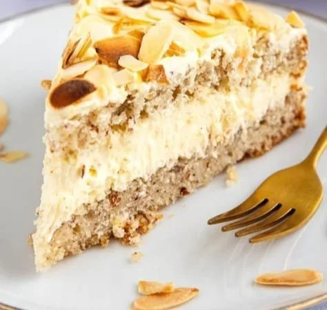 Schwedische Mandeltorte mit Mandeln und Sahne, köstliches Rezept.