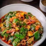 Würziger koreanischer Gurkensalat mit frischen Gurken und scharfen Gewürzen.