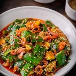 Würziger koreanischer Gurkensalat mit frischen Gurken und scharfen Gewürzen.