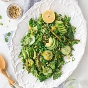 Scharfer koreanischer Gurkensalat mit frischen Zutaten