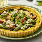 Leckere Spinat-Tarte mit veganem Feta, Spargelsalat und karamellisierten Apfelspalten