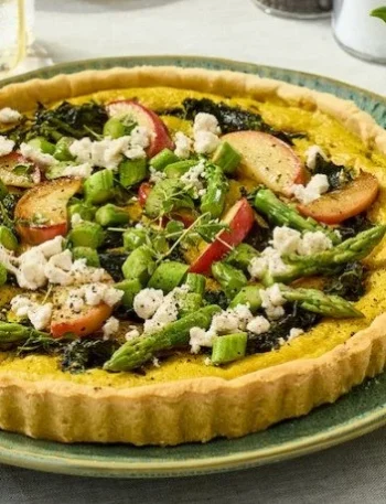 Leckere Spinat-Tarte mit veganem Feta, Spargelsalat und karamellisierten Apfelspalten