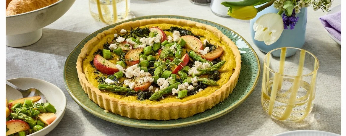 Leckere Spinat-Tarte mit veganem Feta, Spargelsalat und karamellisierten Apfelspalten