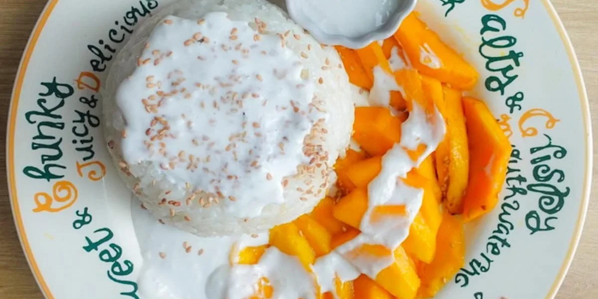 Traditionelles thailändisches Mango Sticky Rice mit frischen Mangos und Kokosnusssoße.