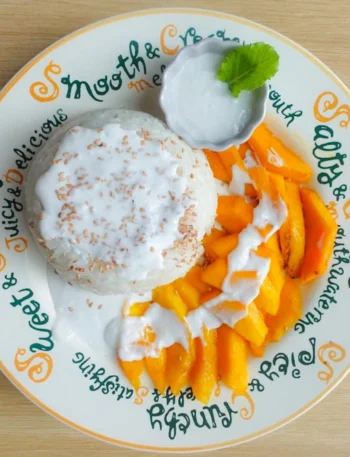 Traditionelles thailändisches Mango Sticky Rice mit frischen Mangos und Kokosmilch.