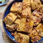 Tofu Tomatensalat mit frischen Tomaten und gesundem Tofu