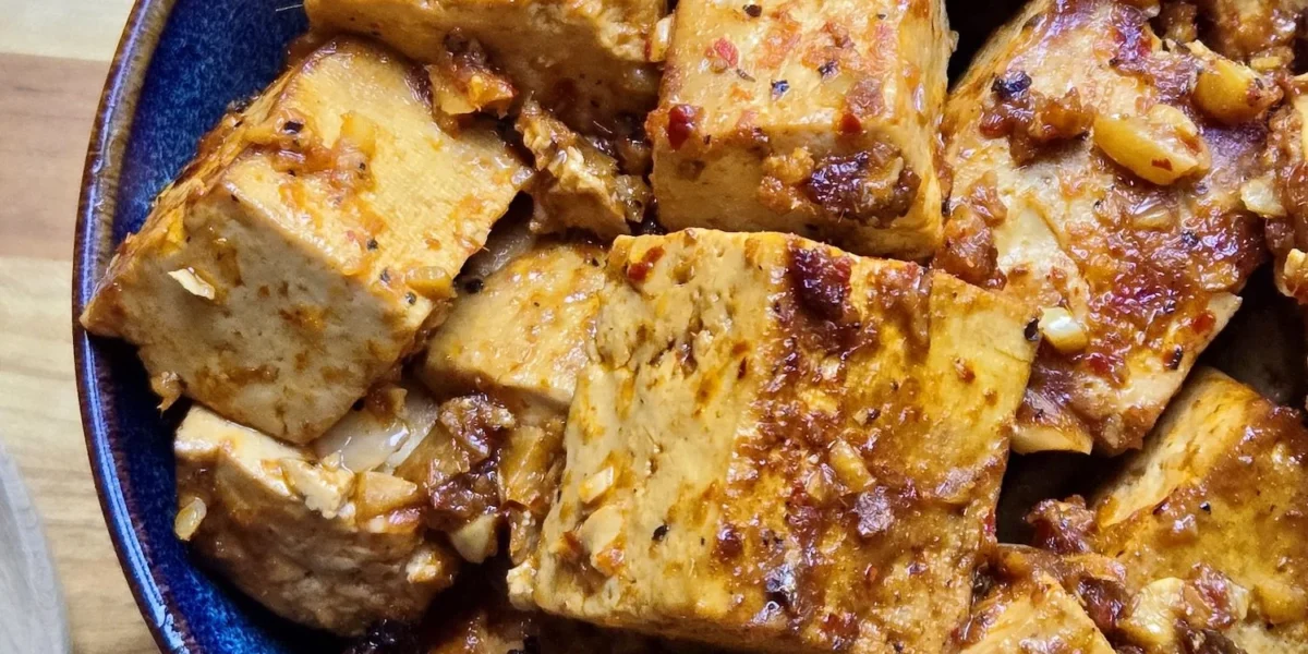 H bekannter Tofu Tomatensalat mit frischen Zutaten und ansprechender Präsentation