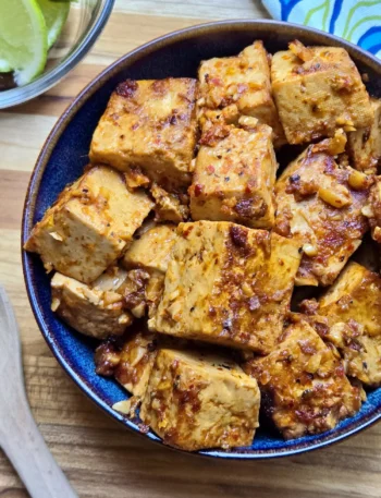 H bekannter Tofu Tomatensalat mit frischen Zutaten und ansprechender Präsentation