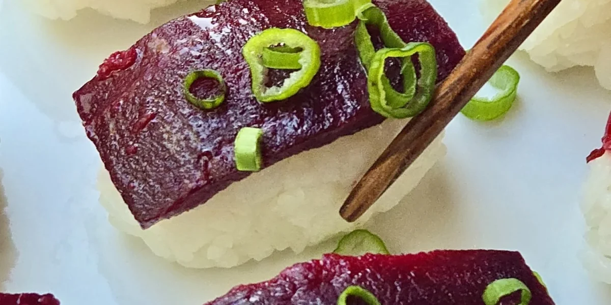 Tofu Tomatensalat auf einem Teller mit frischen Zutaten
