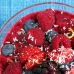 Veganer und glutenfreier Übernacht Buchweizen-Brei im Schälchen mit Früchten