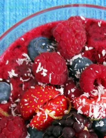 Veganer und glutenfreier Übernacht Buchweizen-Brei im Schälchen mit Früchten