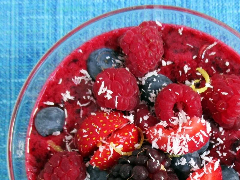 Veganer und glutenfreier Übernacht Buchweizen-Brei im Schälchen mit Früchten