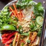 Vegan Bún Chay, traditioneller vietnamesischer Nudelsalat mit frischen Zutaten.