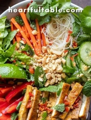 Vegan Bún Chay, traditioneller vietnamesischer Nudelsalat mit frischen Zutaten.