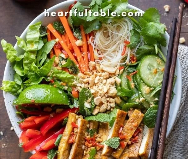 Vegan Bún Chay, traditioneller vietnamesischer Nudelsalat mit frischen Zutaten.