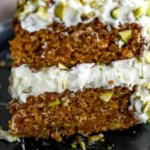 Vegane Karotten-Pistazien-Torte mit Frischkäse-Frosting, köstlich und pflanzlich