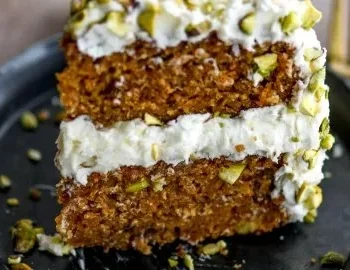 Vegane Karotten-Pistazien-Torte mit Frischkäse-Frosting, köstlich und pflanzlich