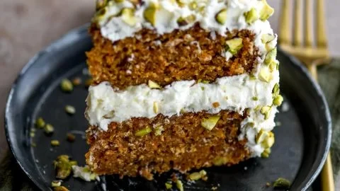 Vegane Karotten-Pistazien-Torte mit Frischkäse-Frosting, köstlich und pflanzlich