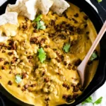 Veganer Cashew Queso Chili Dip in einer Schüssel serviert