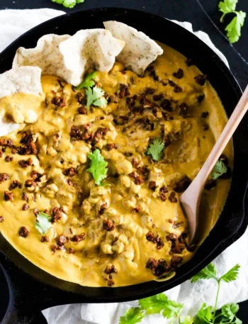 Veganer Cashew Queso Chili Dip in einer Schüssel serviert
