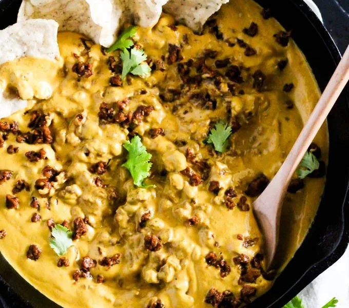 Veganer Cashew Queso Chili Dip in einer Schüssel serviert