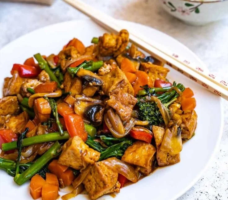 Veganes Chop Suey mit frischem Gemüse und aromatischen Gewürzen