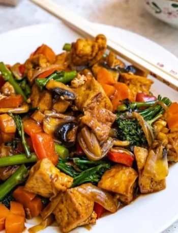 Schüssel mit veganem Chop Suey voller Gemüse und Aromen