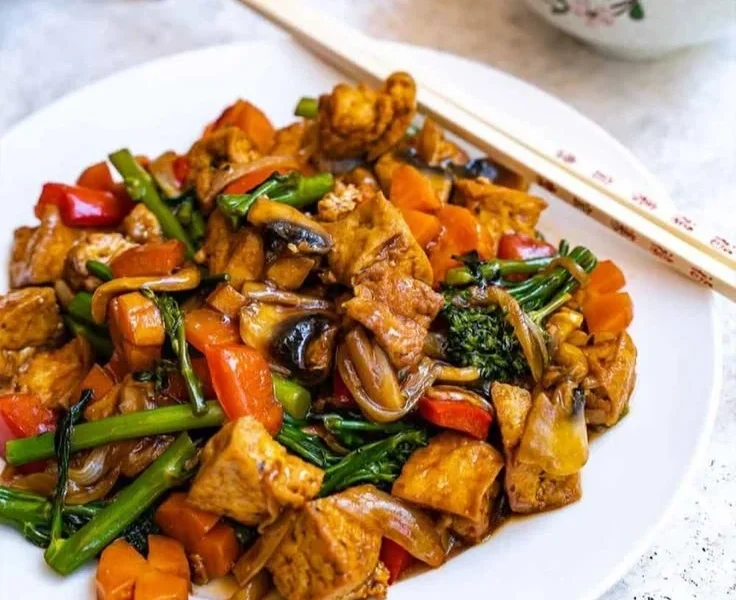 Schüssel mit veganem Chop Suey voller Gemüse und Aromen