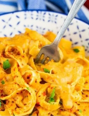 Vegane geröstete Paprika Pasta, frisch zubereitet und ansprechend angerichtet