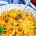 Leckeres veganes Pasta-Gericht mit gerösteten Paprika