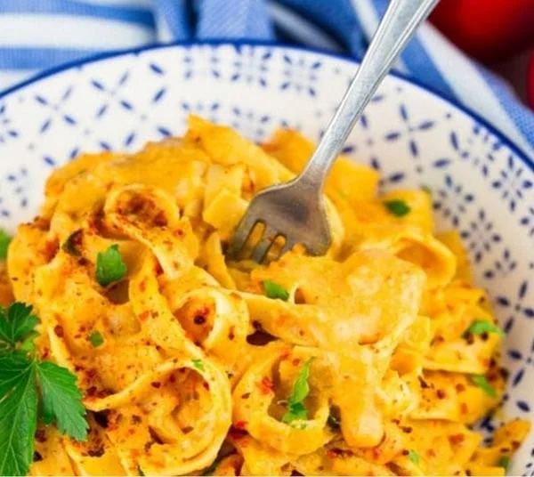 Leckeres veganes Pasta-Gericht mit gerösteten Paprika