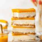 Veganer Mango Cheesecake mit frischen Mangostücken und einem knusprigen Boden