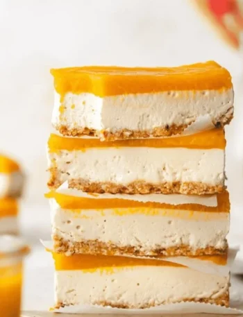 Veganer Mango Cheesecake mit frischen Mangostücken und einem knusprigen Boden