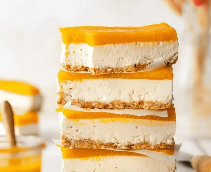 Veganer Mango Cheesecake mit frischen Mangostücken und einem knusprigen Boden