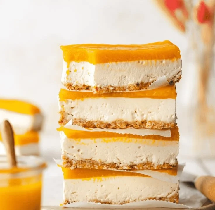 Veganer Mango Cheesecake mit frischen Mangostücken und einem knusprigen Boden