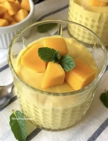 Vegane Mango-Mousse im Dessertglas serviert