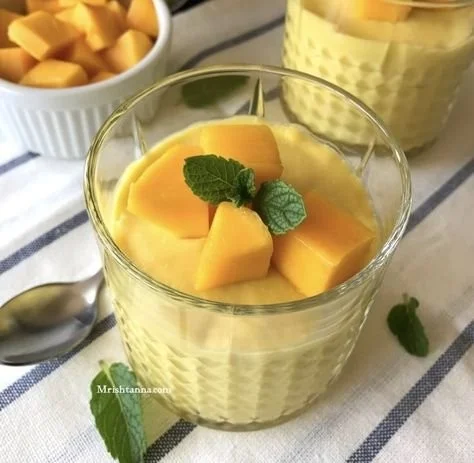 Vegane Mango-Mousse im Dessertglas serviert