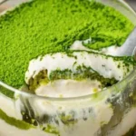 Veganes Matcha Tiramisu in einer eleganten Schale serviert