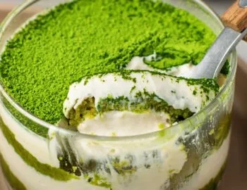 Veganes Matcha Tiramisu in einer eleganten Schale serviert