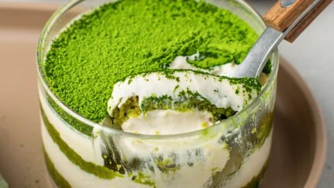 Veganes Matcha Tiramisu in einer eleganten Schale serviert