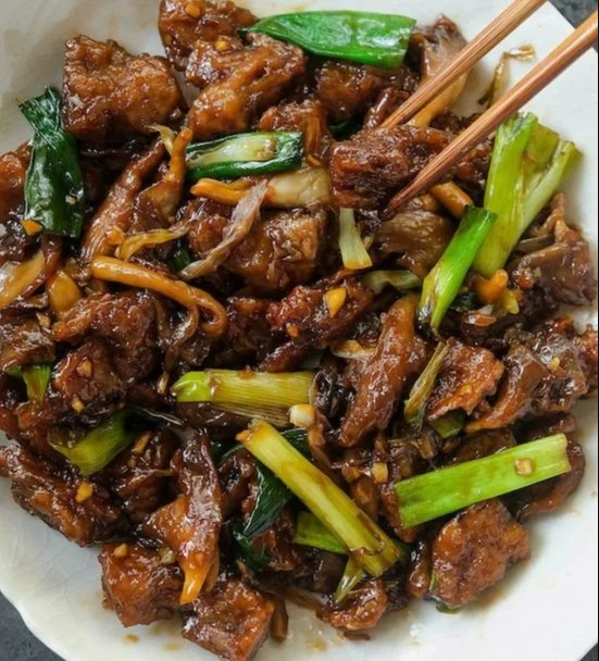 Vegan Mongolian Rindfleisch mit Pilzen in einer appetitlichen Prise.
