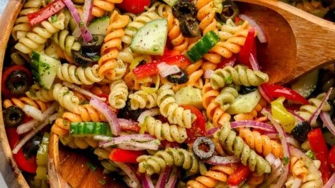 Ein Teller mit veganem Pasta-Salat, bunte Zutaten, frisch und gesund.