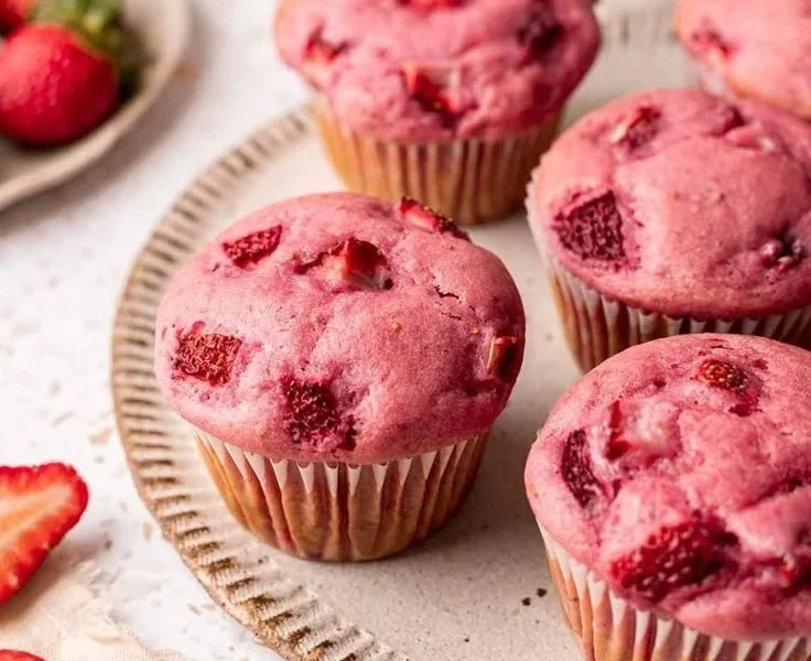 Vegane Erdbeermuffins mit Erdbeeren, einfach und lecker
