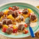 Vegane Frikadellen in cremiger Paprikasauce serviert auf einem Teller