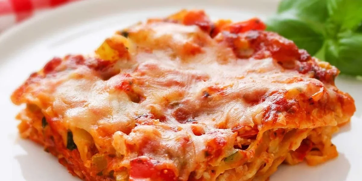 Vegane Gemüselasagne mit frischem Gemüse und schmackhaften Saucen