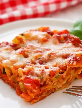 Vegane Gemüselasagne mit frischem Gemüse und schmackhaften Saucen